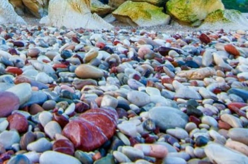 Kolbano: Pantai Unik dengan Kerikil Warna Warni dan Landmark Batu Raksasa