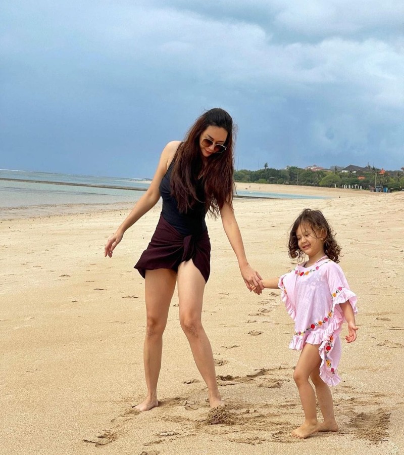 Aura Kasih Liburan di Pantai Bersama Putri Tunggalnya
